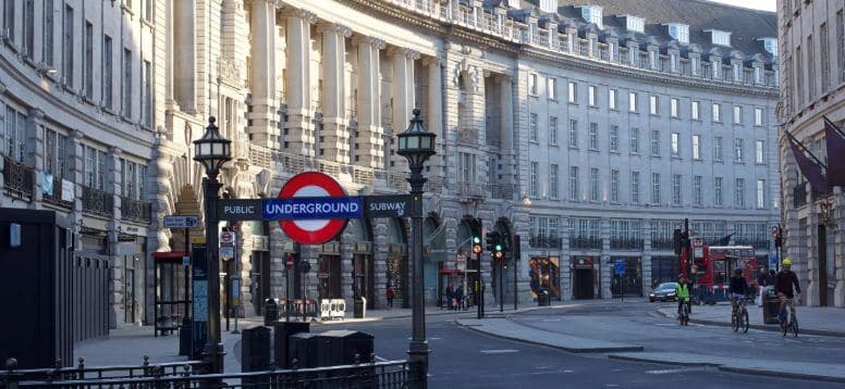 Foto von Adrian Raudaschl auf Unsplash